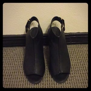 Black and gold clasp wedge